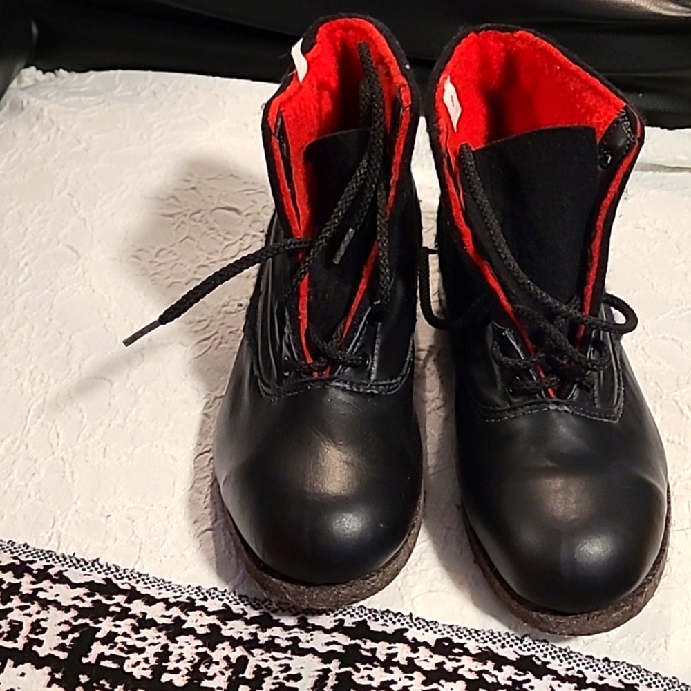 No brand Black wool with leather men's ankle  boots with red wool lining. Size8